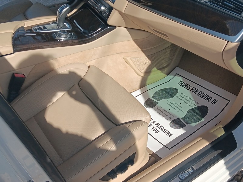 BMW 5 Series Vehicle Full-screen Gallery Image 50