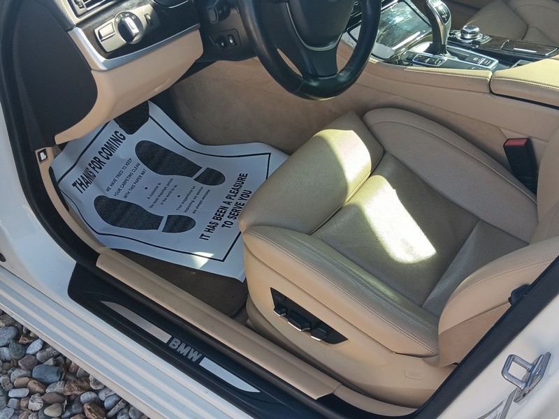 BMW 5 Series Vehicle Full-screen Gallery Image 56