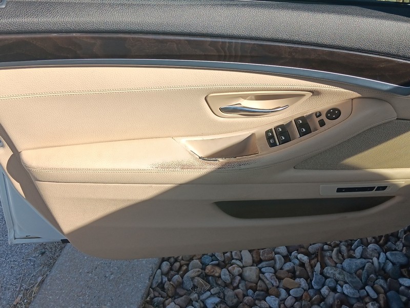 BMW 5 Series Vehicle Full-screen Gallery Image 57