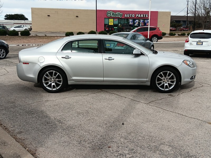 Chevrolet Malibu Vehicle Full-screen Gallery Image 2