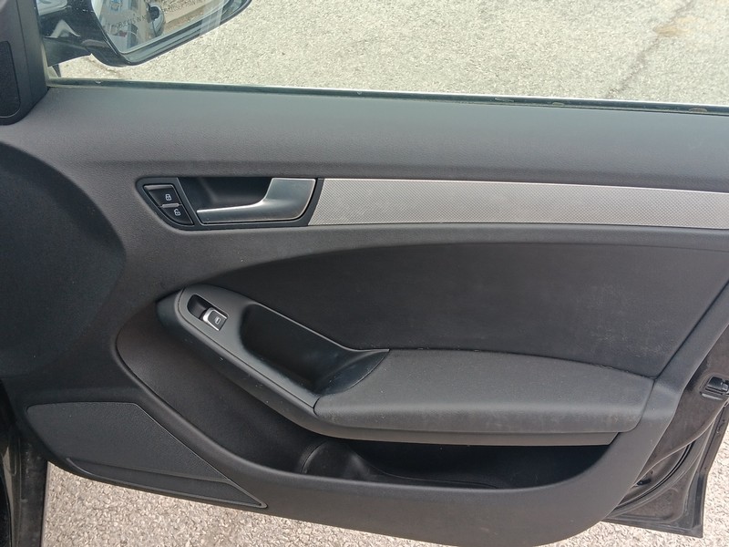 Audi A4 Vehicle Full-screen Gallery Image 30