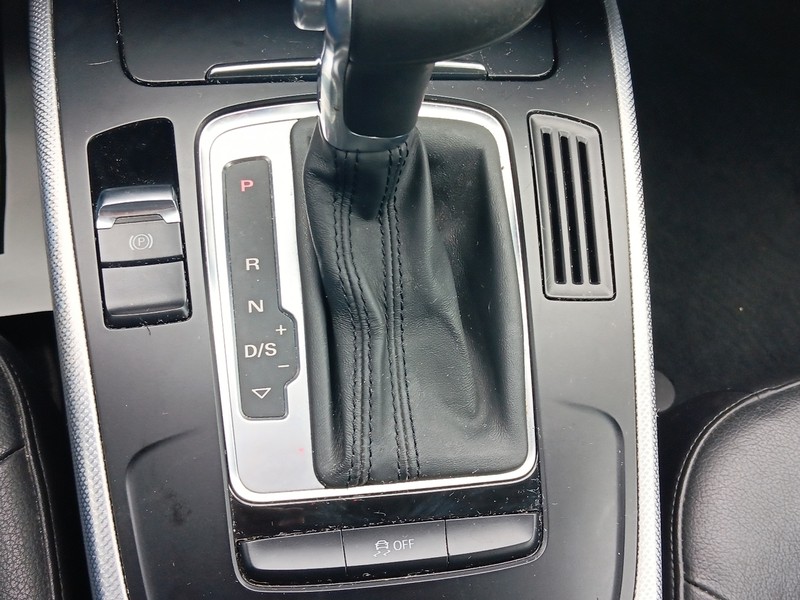 Audi A4 Vehicle Full-screen Gallery Image 41