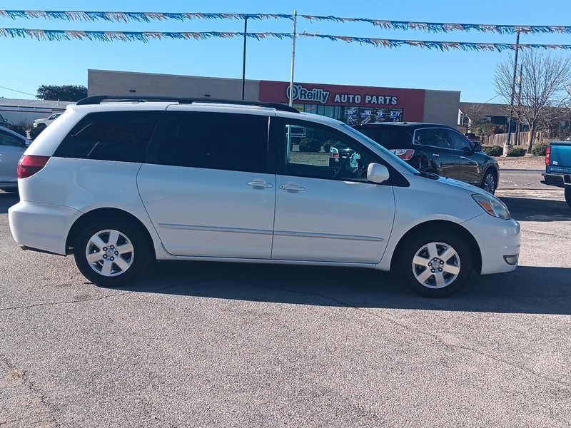 Toyota Sienna Vehicle Full-screen Gallery Image 02