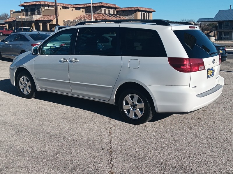 Toyota Sienna Vehicle Full-screen Gallery Image 06