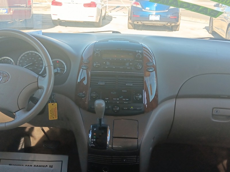 Toyota Sienna Vehicle Full-screen Gallery Image 16