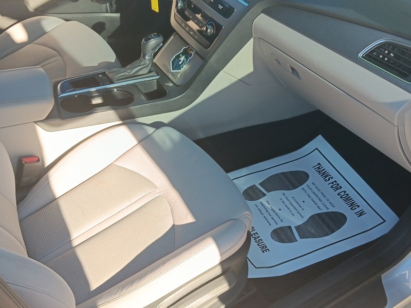 Hyundai Sonata Vehicle Full-screen Gallery Image 29