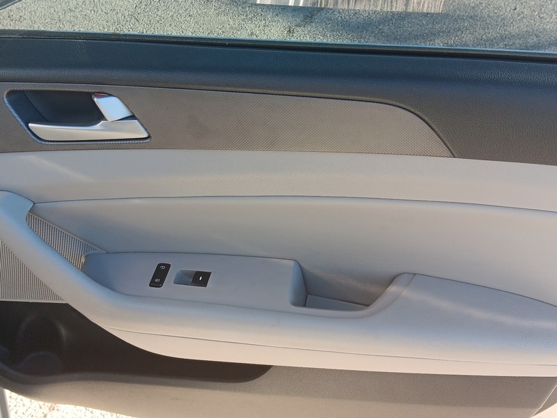 Hyundai Sonata Vehicle Full-screen Gallery Image 30