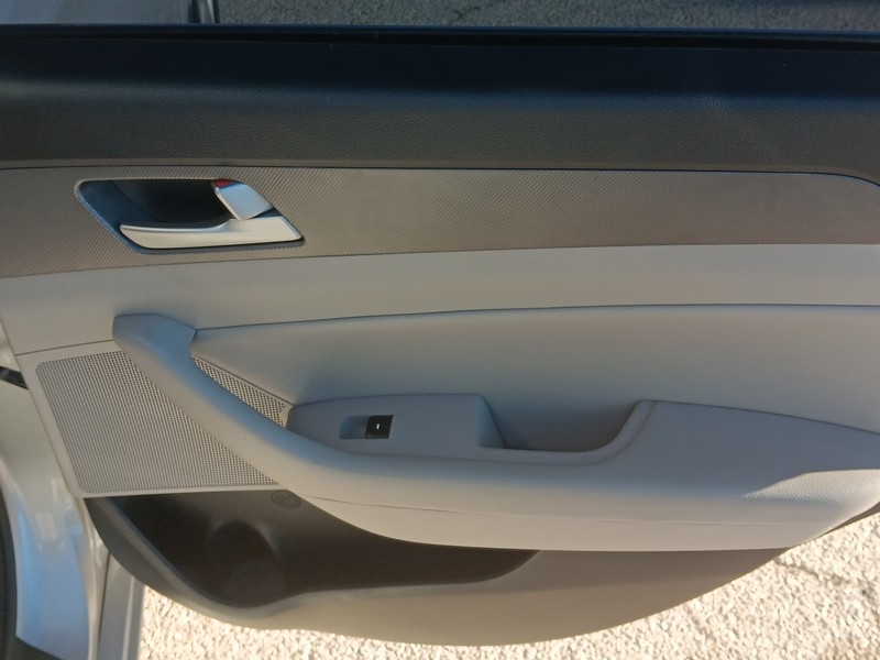 Hyundai Sonata Vehicle Full-screen Gallery Image 32