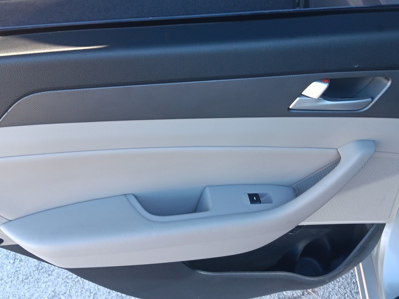 Hyundai Sonata Vehicle Full-screen Gallery Image 34