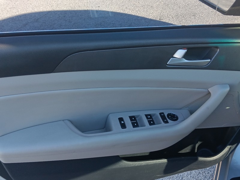 Hyundai Sonata Vehicle Full-screen Gallery Image 36