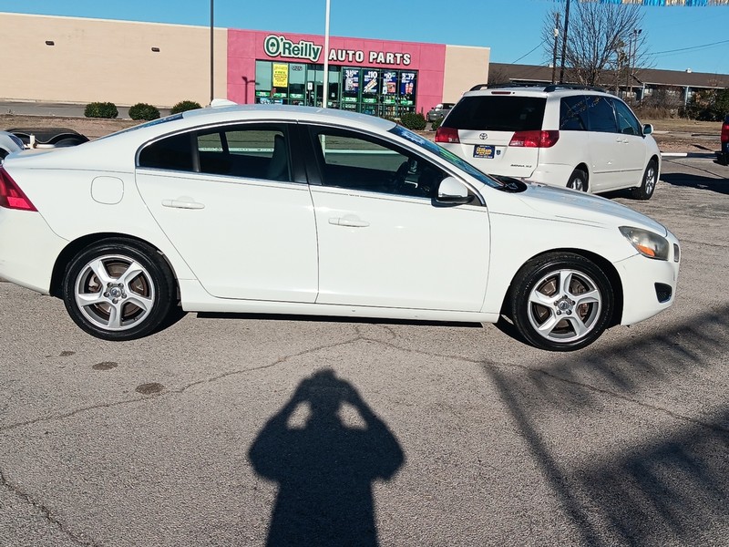 Volvo S60 Vehicle Full-screen Gallery Image 02