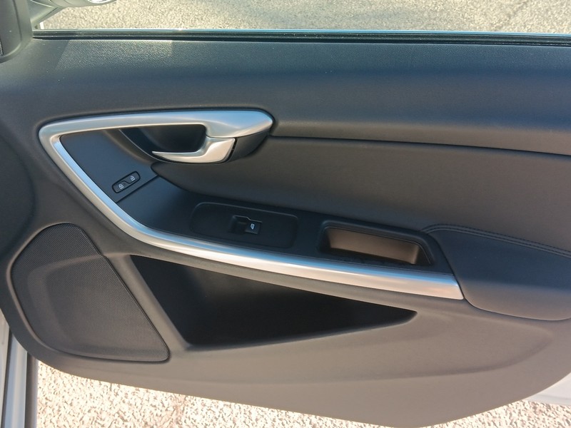 Volvo S60 Vehicle Full-screen Gallery Image 10