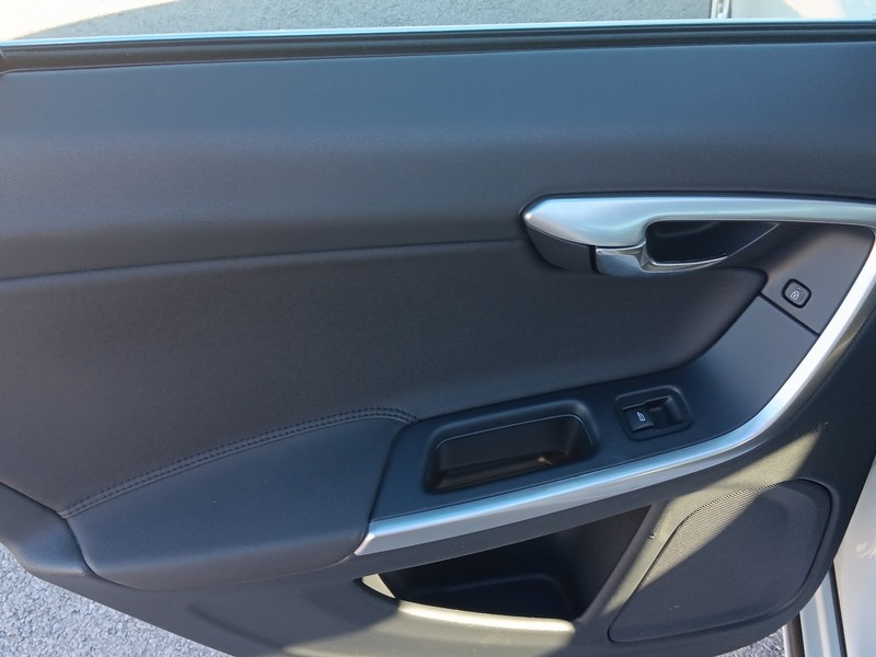 Volvo S60 Vehicle Full-screen Gallery Image 14