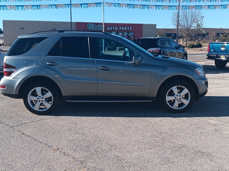 Mercedes-Benz M-Class Vehicle Full-screen Gallery Image 26