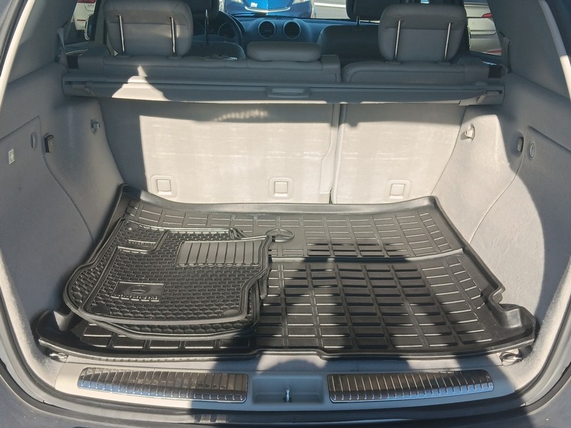 Mercedes-Benz M-Class Vehicle Full-screen Gallery Image 29