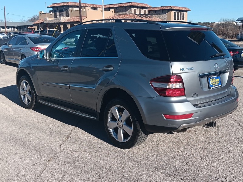 Mercedes-Benz M-Class Vehicle Full-screen Gallery Image 30