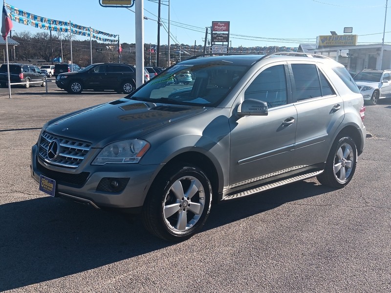 Mercedes-Benz M-Class Vehicle Full-screen Gallery Image 32