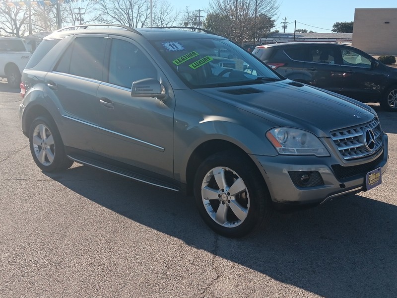 Mercedes-Benz M-Class Vehicle Full-screen Gallery Image 34