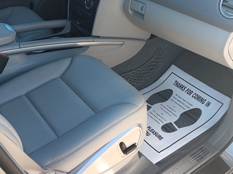 Mercedes-Benz M-Class Vehicle Full-screen Gallery Image 35