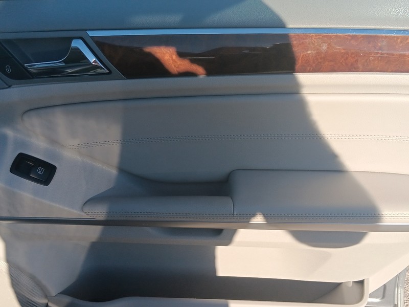 Mercedes-Benz M-Class Vehicle Full-screen Gallery Image 36