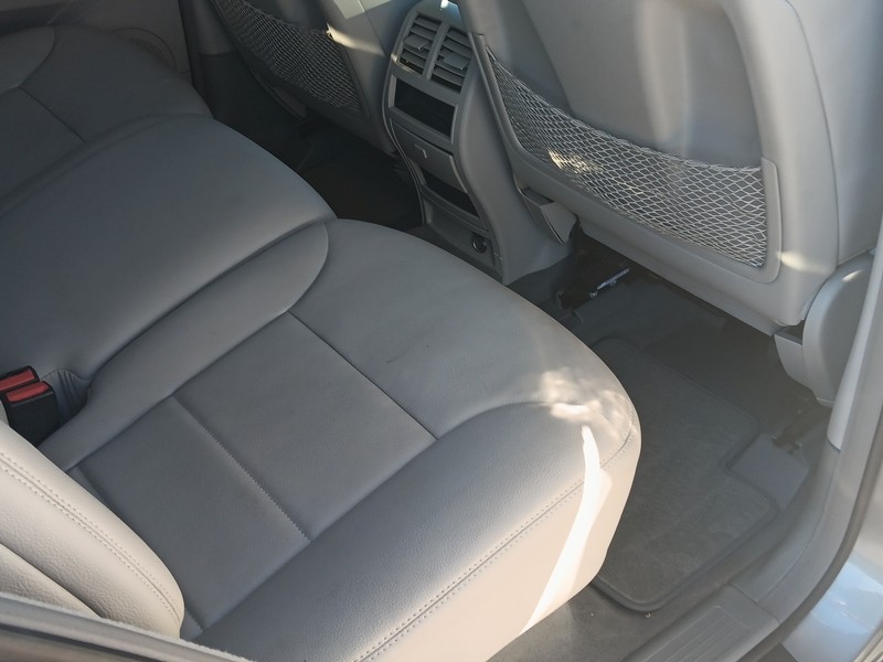 Mercedes-Benz M-Class Vehicle Full-screen Gallery Image 37