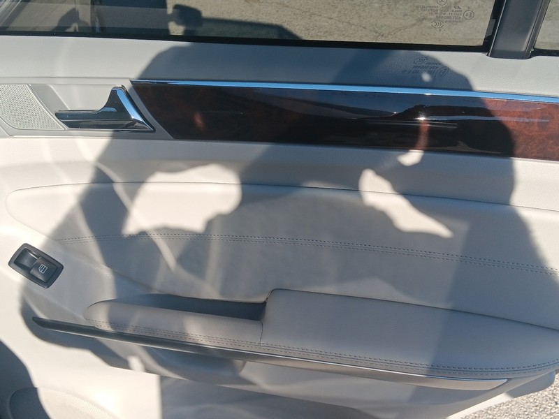 Mercedes-Benz M-Class Vehicle Full-screen Gallery Image 38