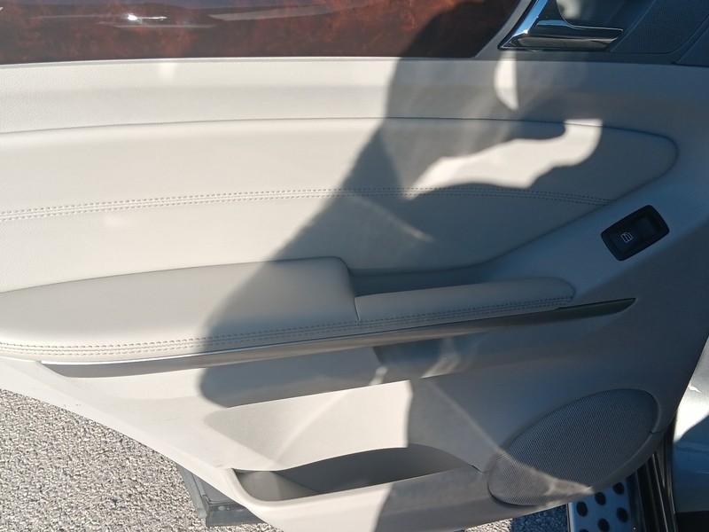 Mercedes-Benz M-Class Vehicle Full-screen Gallery Image 40