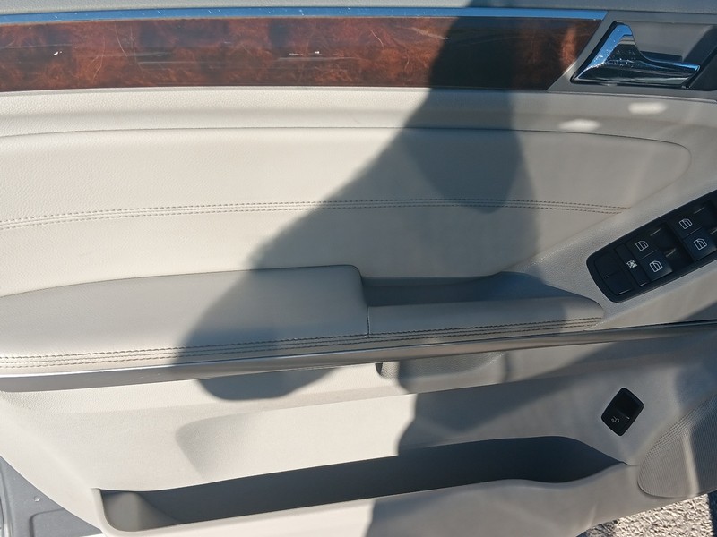 Mercedes-Benz M-Class Vehicle Full-screen Gallery Image 42