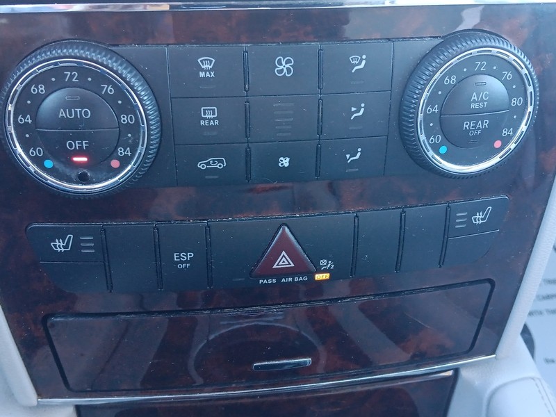 Mercedes-Benz M-Class Vehicle Full-screen Gallery Image 47