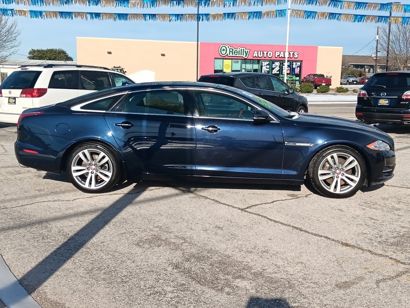 Jaguar XJ Vehicle Full-screen Gallery Image 02