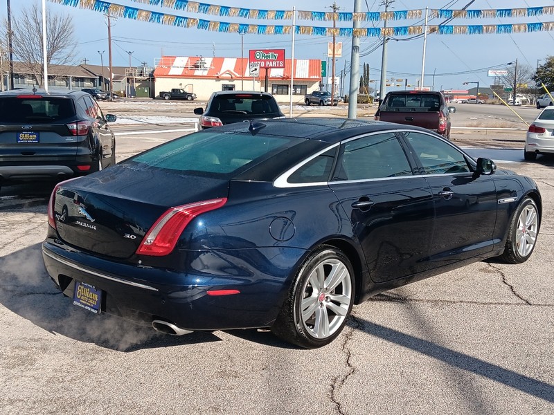 Jaguar XJ Vehicle Full-screen Gallery Image 03