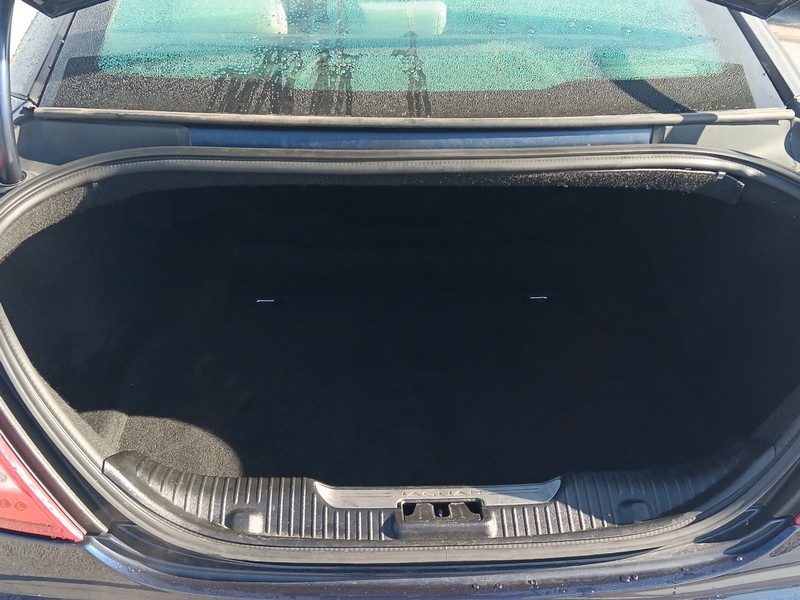 Jaguar XJ Vehicle Full-screen Gallery Image 05