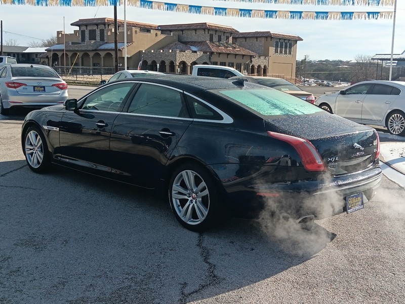 Jaguar XJ Vehicle Full-screen Gallery Image 06