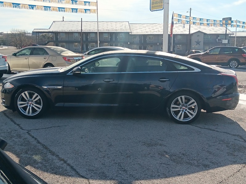 Jaguar XJ Vehicle Full-screen Gallery Image 07