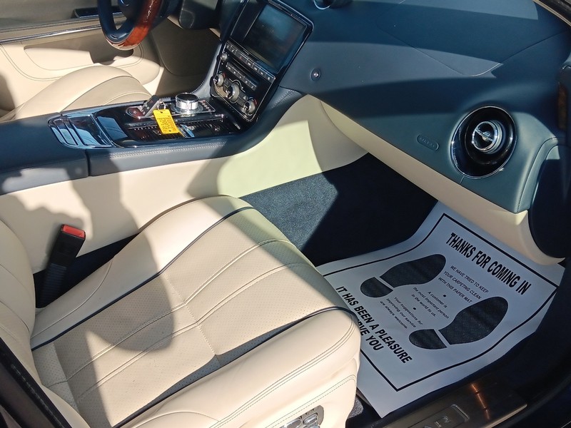 Jaguar XJ Vehicle Full-screen Gallery Image 10