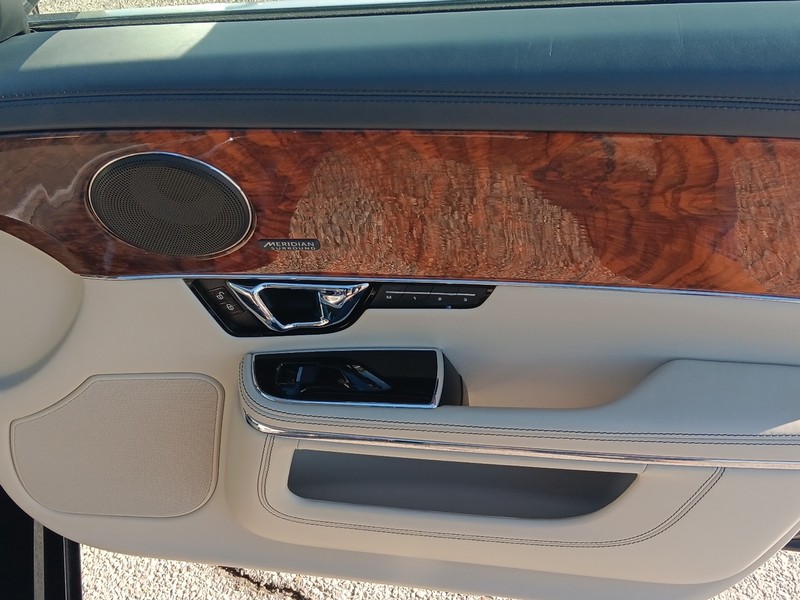 Jaguar XJ Vehicle Full-screen Gallery Image 11