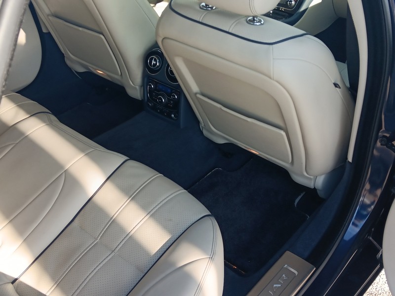 Jaguar XJ Vehicle Full-screen Gallery Image 12