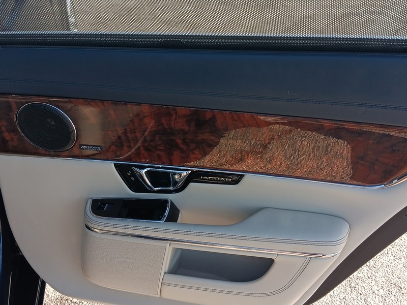 Jaguar XJ Vehicle Full-screen Gallery Image 13