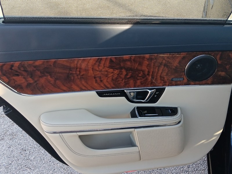 Jaguar XJ Vehicle Full-screen Gallery Image 15