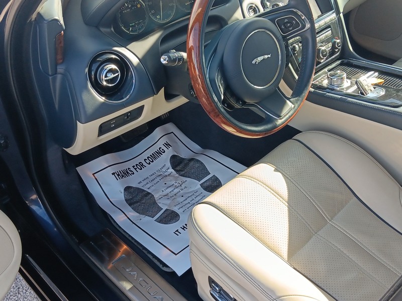 Jaguar XJ Vehicle Full-screen Gallery Image 16