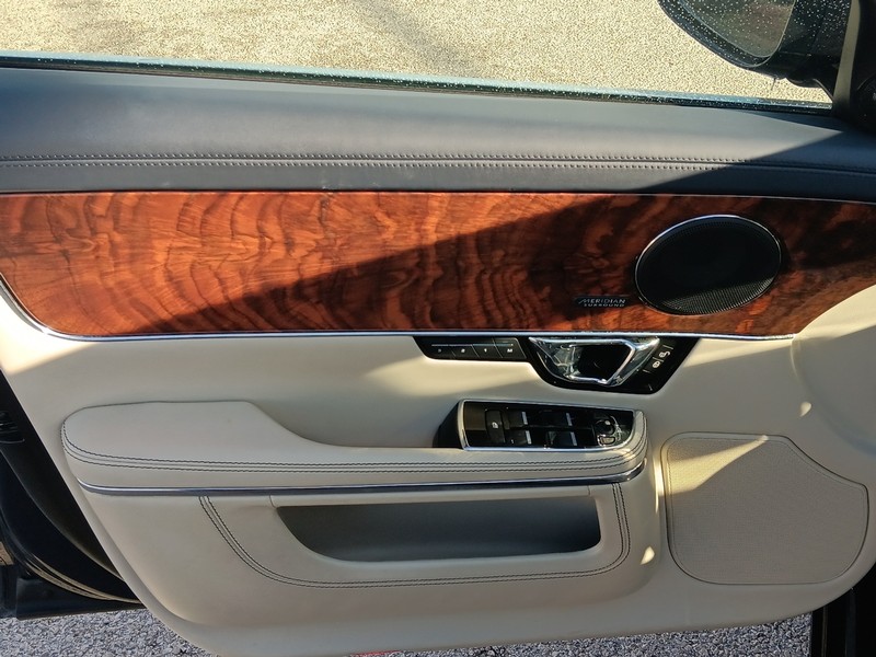 Jaguar XJ Vehicle Full-screen Gallery Image 17