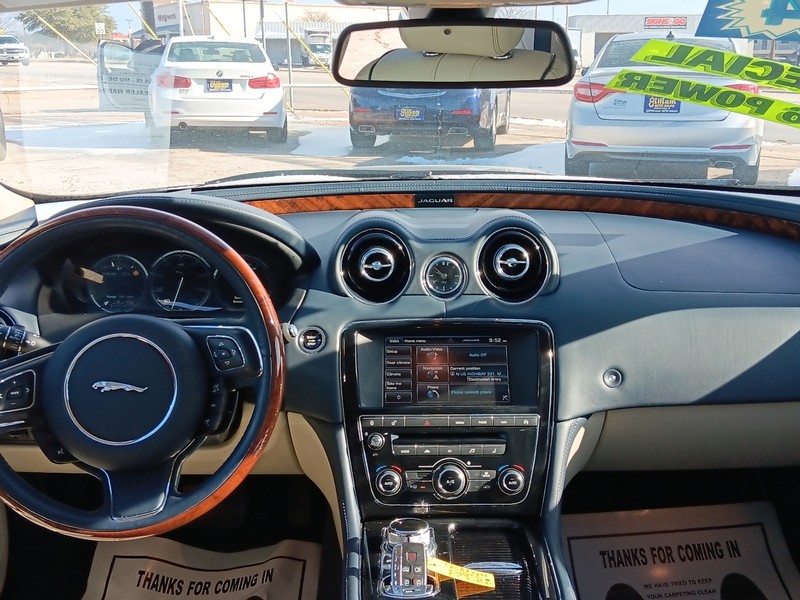 Jaguar XJ Vehicle Full-screen Gallery Image 18