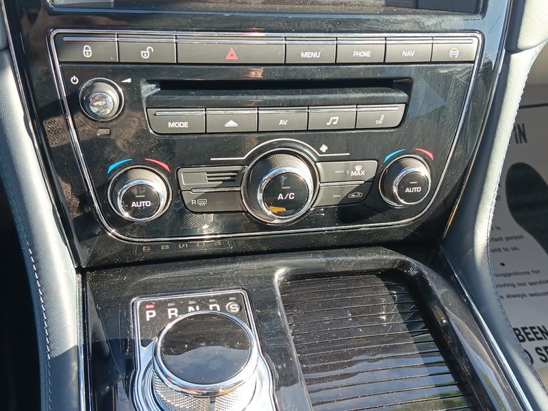 Jaguar XJ Vehicle Full-screen Gallery Image 22