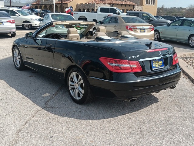 Mercedes-Benz E-Class Vehicle Full-screen Gallery Image 05