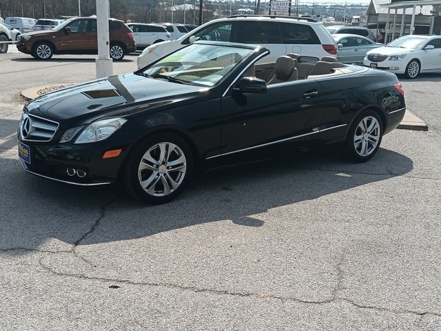 Mercedes-Benz E-Class Vehicle Full-screen Gallery Image 07