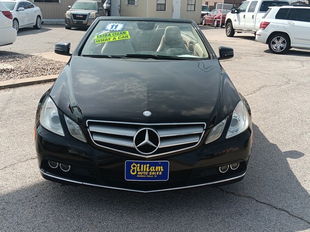 Mercedes-Benz E-Class Vehicle Full-screen Gallery Image 08