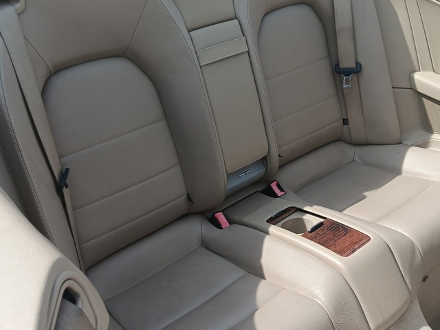 Mercedes-Benz E-Class Vehicle Full-screen Gallery Image 09