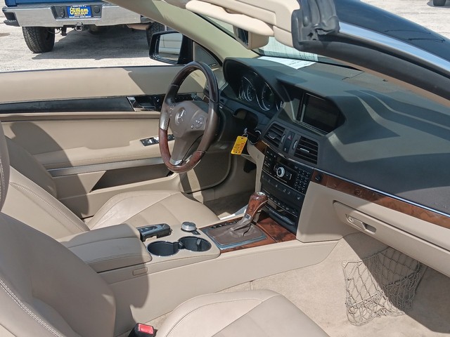 Mercedes-Benz E-Class Vehicle Full-screen Gallery Image 10