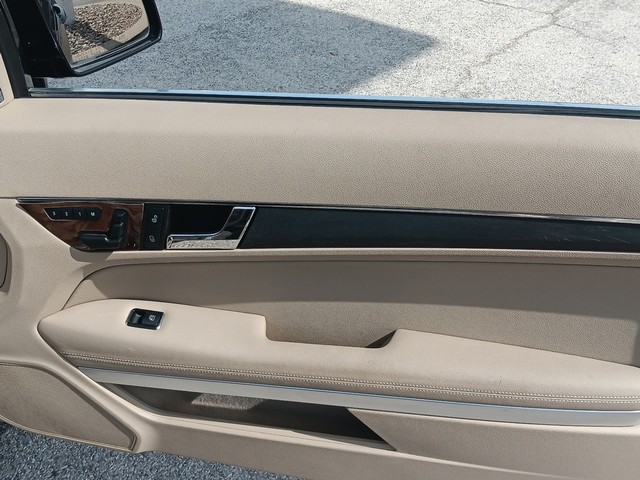 Mercedes-Benz E-Class Vehicle Full-screen Gallery Image 11