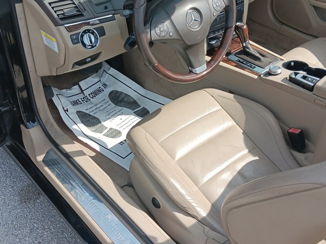 Mercedes-Benz E-Class Vehicle Full-screen Gallery Image 12